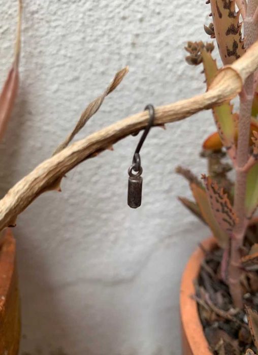 Brinco Tubo de aço prateado com final borracha preta