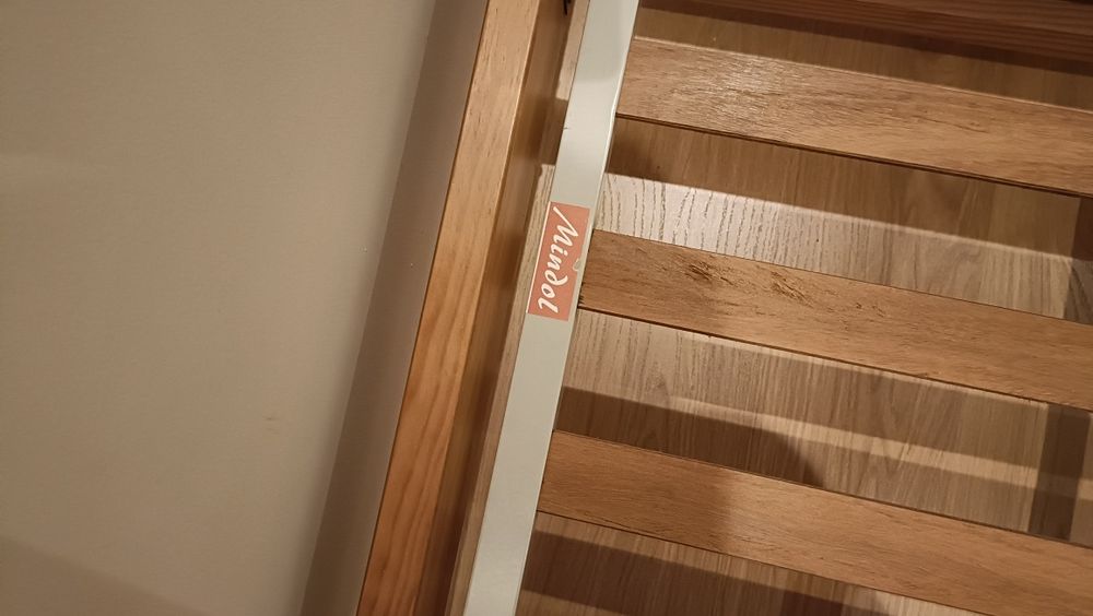 Cama mais roupeiro, em madeira e com estrado. Óptimo estado