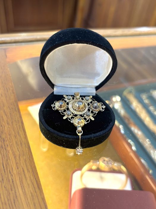 Stara złota zawieszka z diamentami.