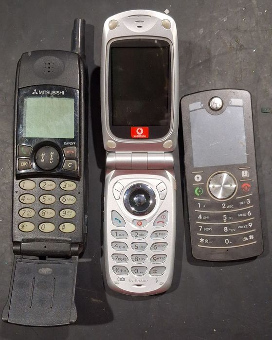 Diversos telemóveis  usados