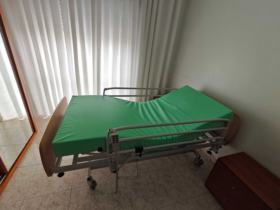 Cama Hospitalar Articulada Elétrica com Comando + Colchão – Como Nova