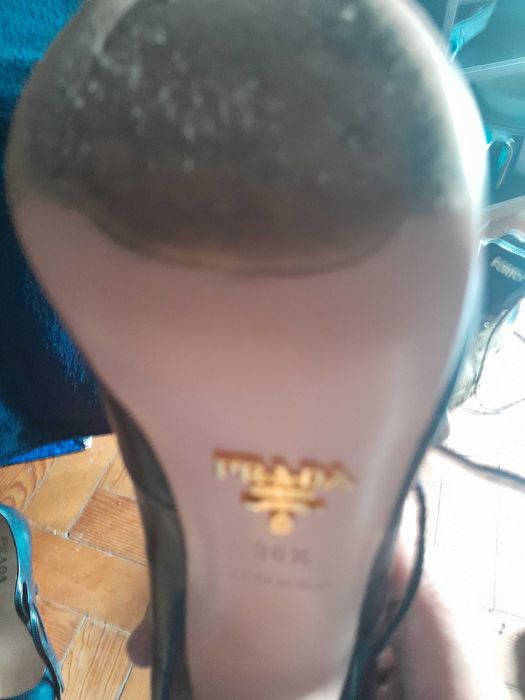 Calçado PRADA com pouco uso nr 37 em preto e outro nr 36,5 em azul