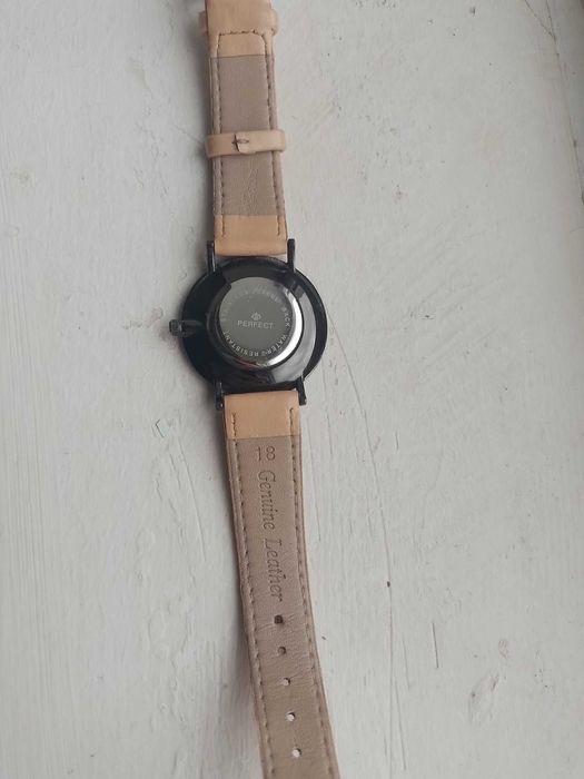 Часы на руку , кварцевые . Фирма Perfect. Влагозащита.