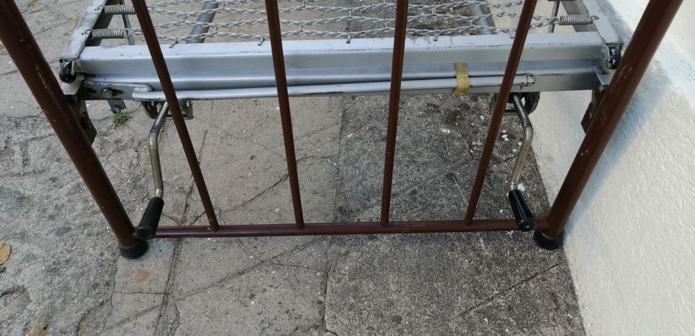Cama articulada ortopédica de 2 movimentos totalmente metálica.