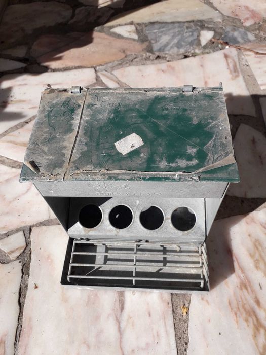 Comedor de chapa para aves