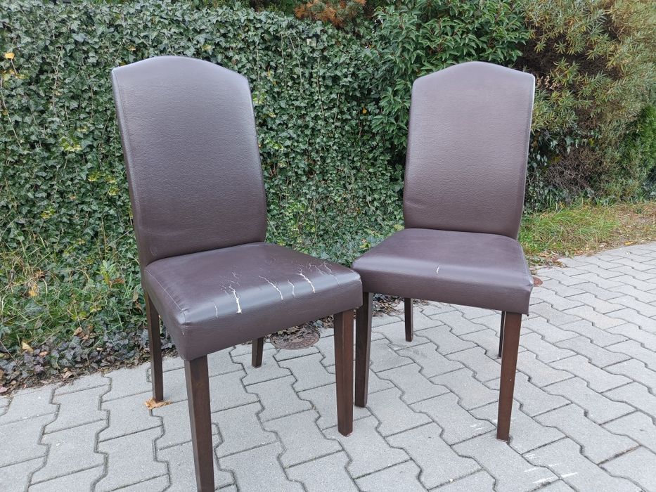 Dwa krzesła ze zniszczoną tapicerką