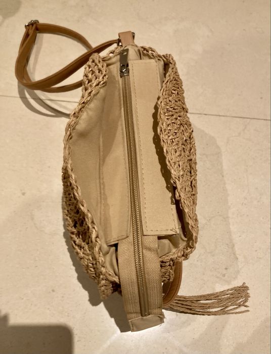 Bolsa redonda de ráfia bege