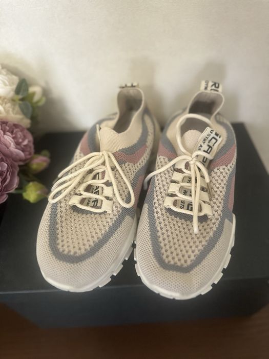 Дихаючі кросівкі у корейському стилі