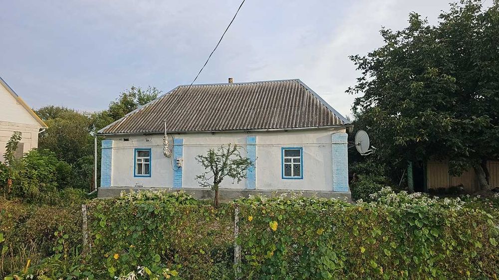 Будинок в центрі села – поряд річка Супій. Є ВІДЕООГЛЯД.