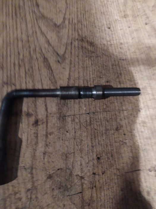 Винтовой ключ и дверные петли продам