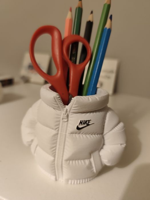 Porta canetas formato casaco Nike