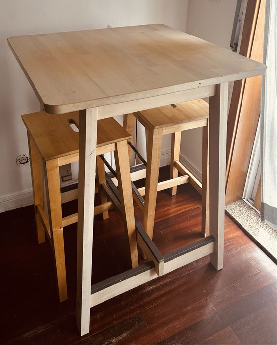 Mesa alta com cadeiras