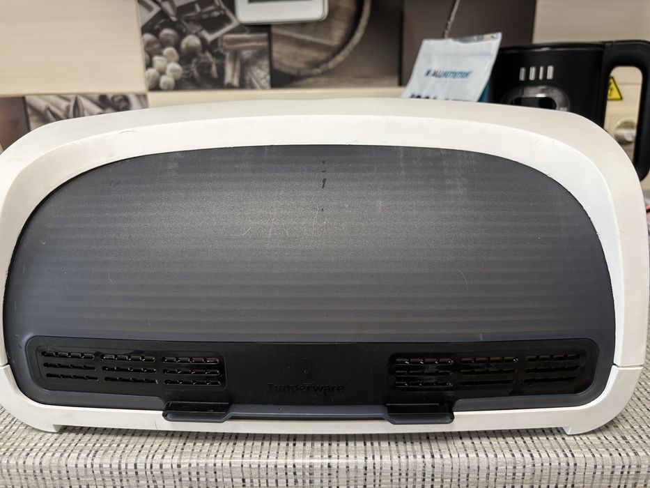 Хлібниця фірми Tipperware.