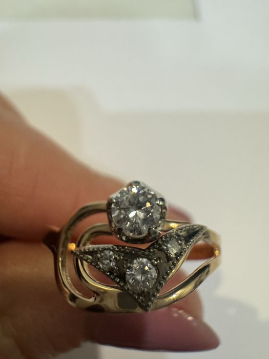 Золотое кольцо с якутскими бриллиантами