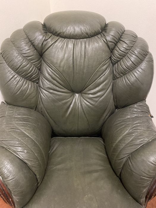 Cadeirão grande antigo em pele verde