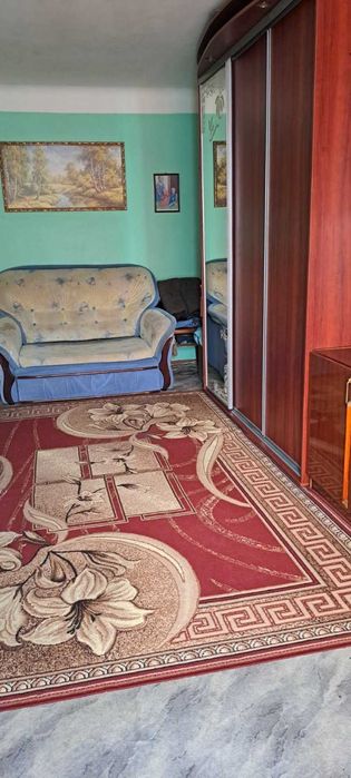 Симоненка,7 продам однокімнатну квартиру
