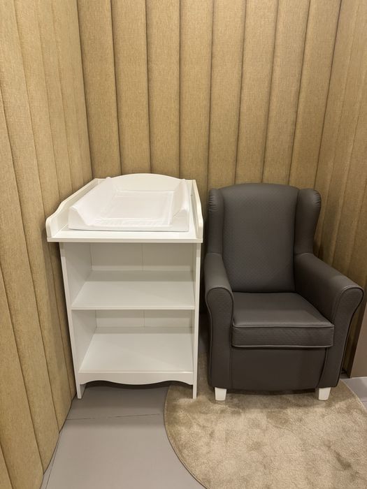 Fraldário lacado a branco com arrumação e cadeira de amamentação