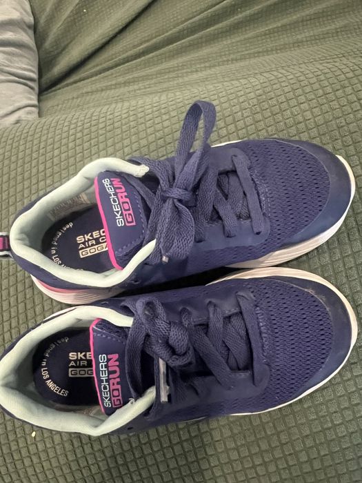 Tenis Skechers azul e rosa. 30