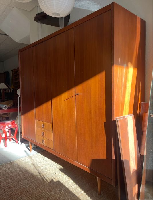 Roupeiro dinamarquês vintage restaurado