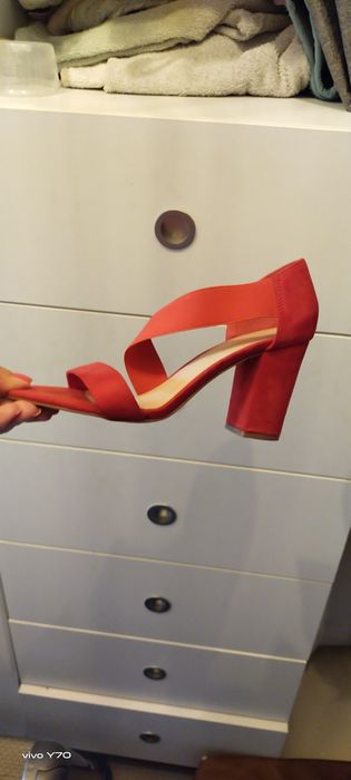 Szpilki, sandały na obcasie