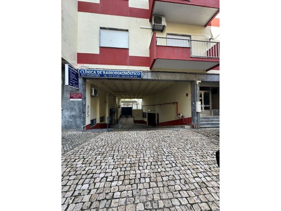 Lugar de parqueamento em garagem fechada, para arrendar, no Montijo