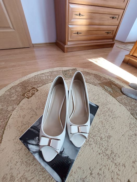 Buty ślubne czółenka ecru śmietankowe pantofle 39