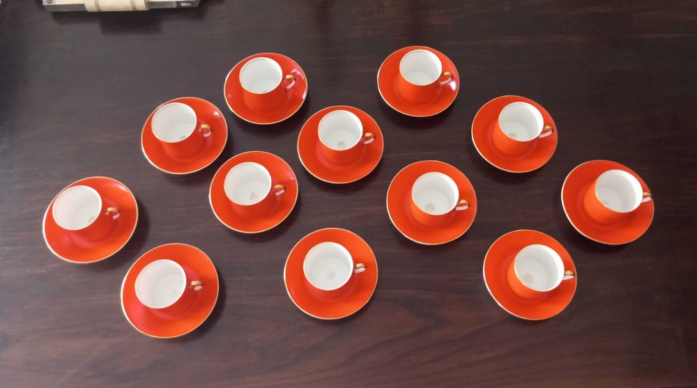 Antigo conjunto de 12 chávenas de café em porcelana Vista Alegre