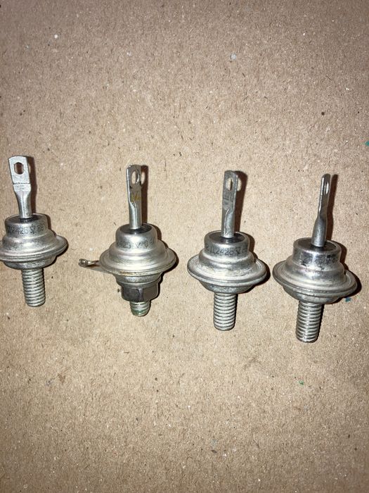 Dioda prostownicza D242B 100V 5A