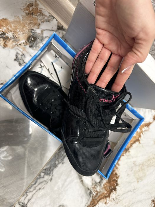 Продам спортивні кросівки Urbica , для фітнесу чи танців