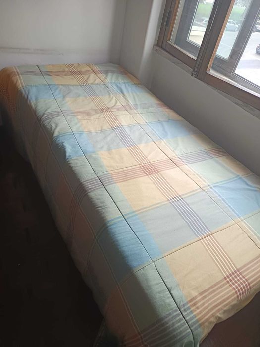 Conjunto cama de solteiro e estante