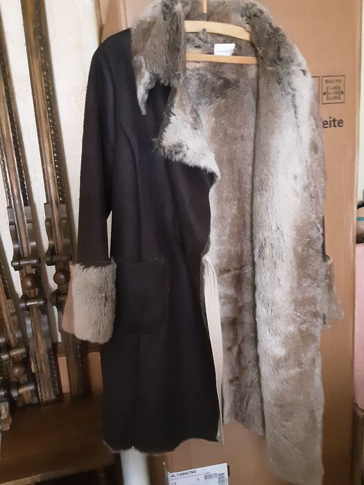 Дубленка женская,искусственная,коричневого цвета.