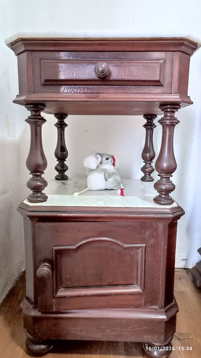 Quarto de solteiro cama cómoda mesinha de cabeceira