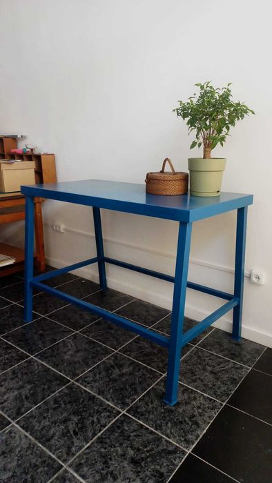 Mesa metálica azul