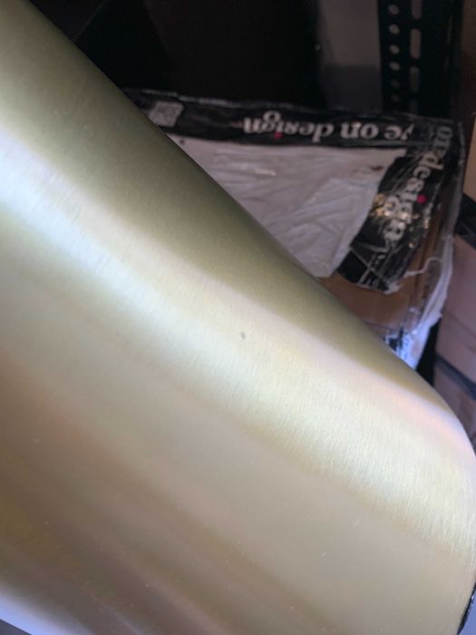 Stolik boczny marki Kave Home - RHET - złoty