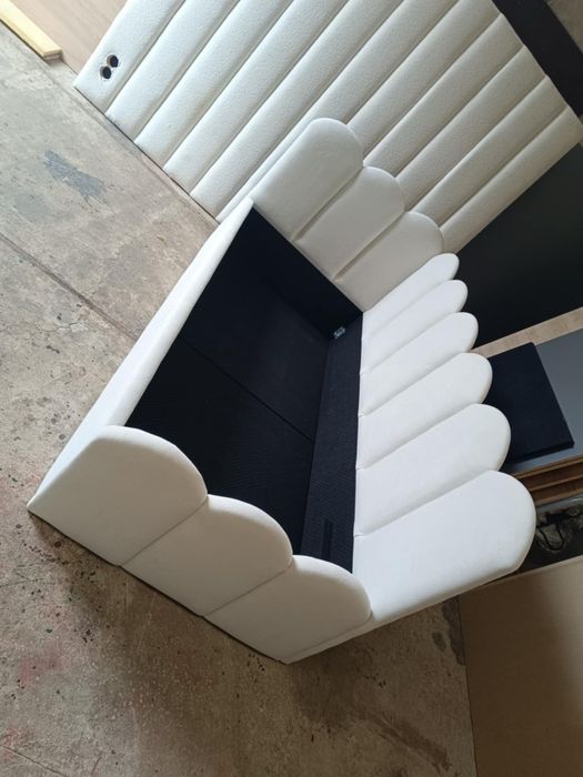 Łóżko tapicerowane narożne biszkopty dla dziewczynki panele na wymiar