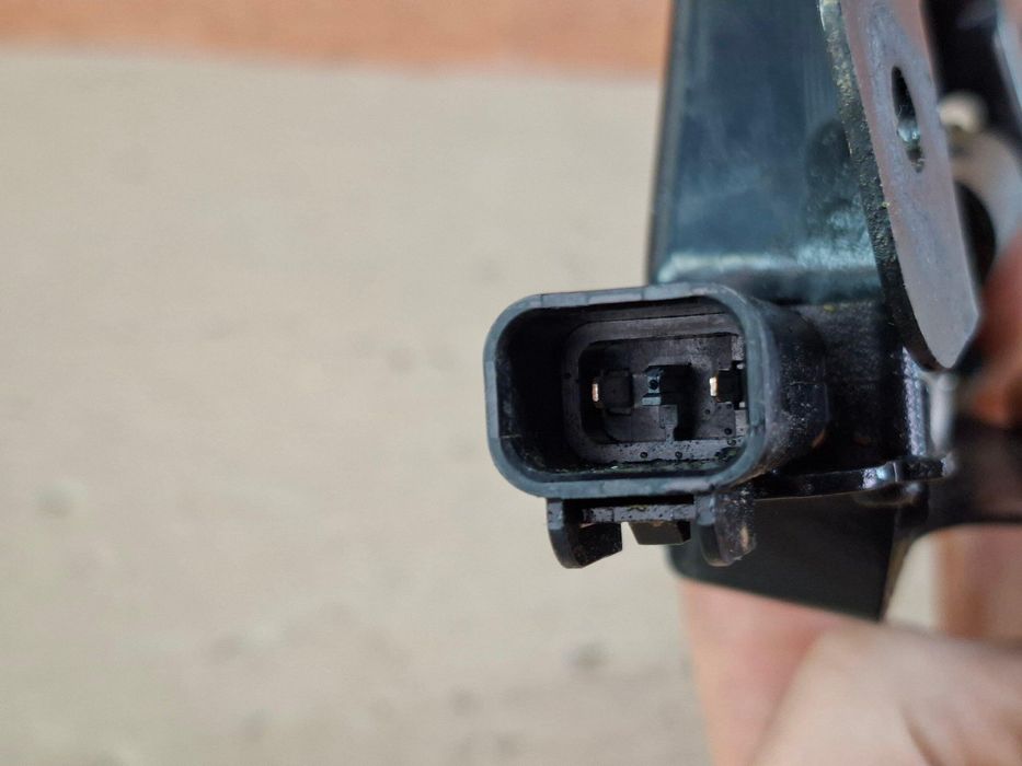 Kia Carens 2013-2019 Замок капота