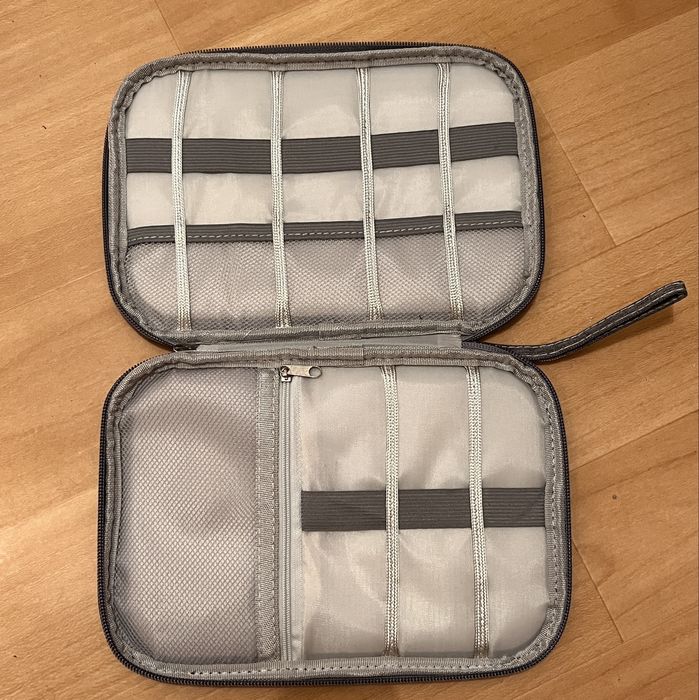 Szary podróżny organizer na kable,ładowarki