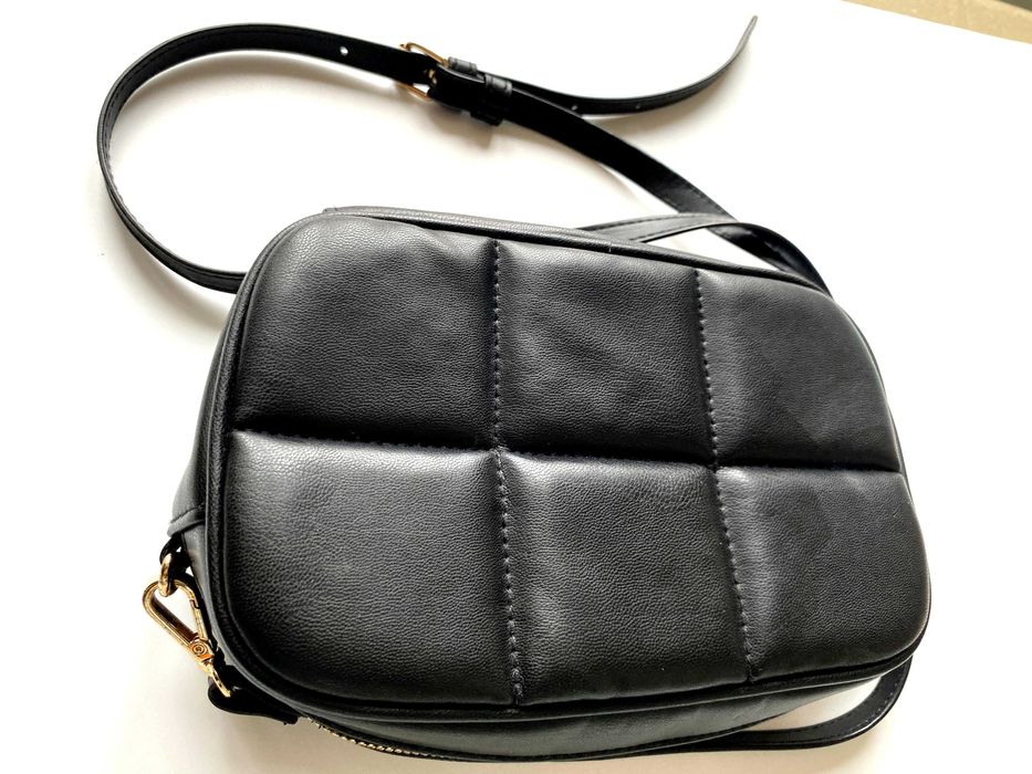 Чорна стьобана сумка-кросбоді H&M.