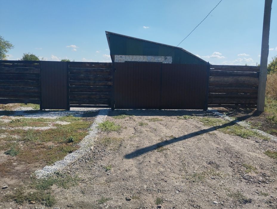 Гарна та велика земельна ділянка з забудовою