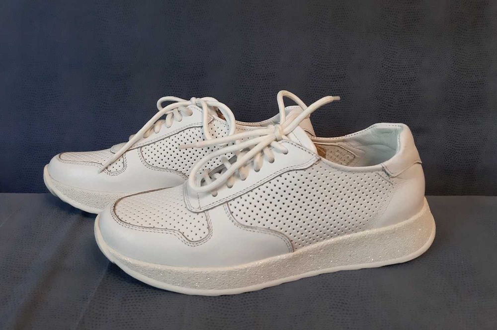 Кеды / кроссовки  ELEVEN SHOES белые 39р.