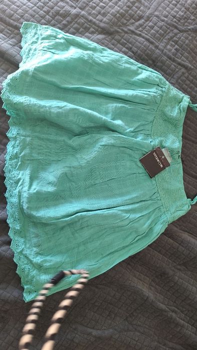 Saia nova com etiqueta para 10 anos.