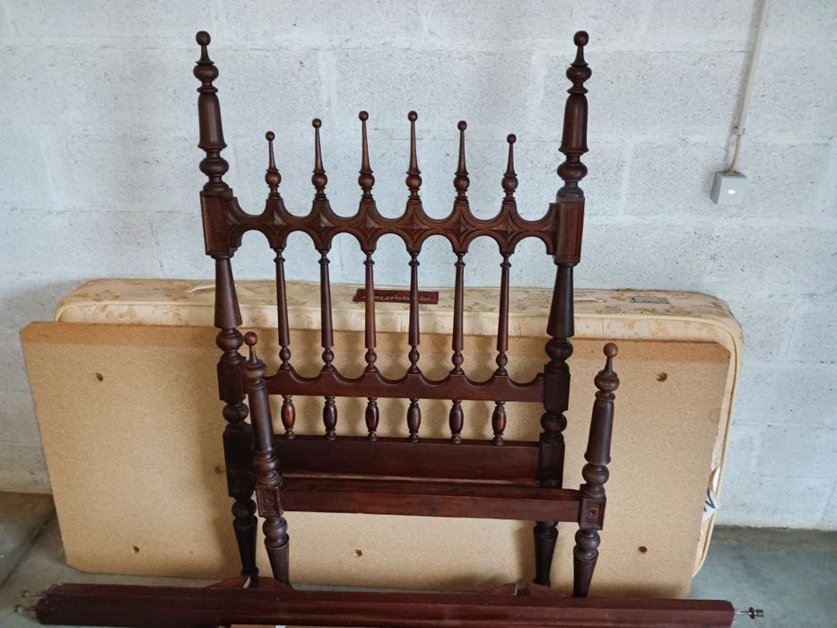 Cama de solteiro vintage com colchão ortopédico