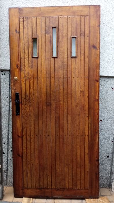 Drzwi wejściowe z doświetleniem w ościeżnicy.