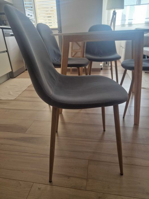 Mesa redonda bramca e cadeiras cinza