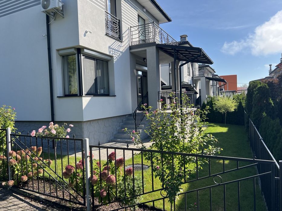 Здається Сучасний котедж в центрі Трускавця