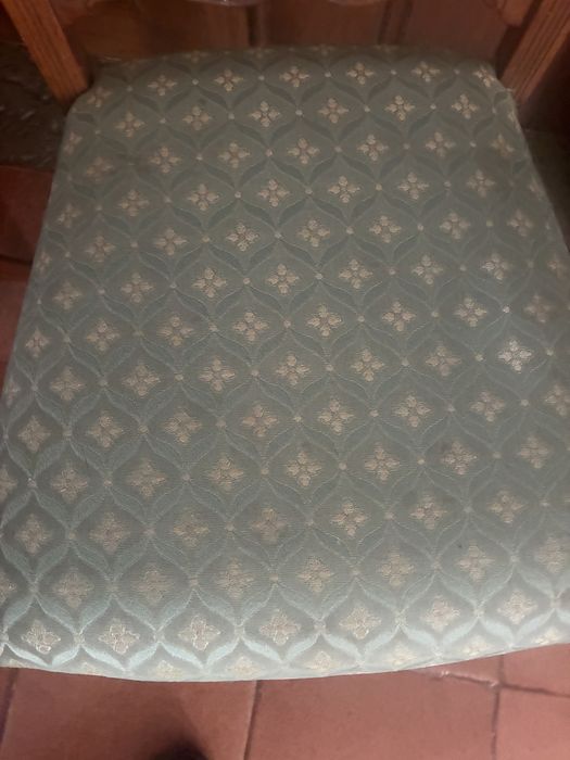 2 Cadeiras antigas estofadas