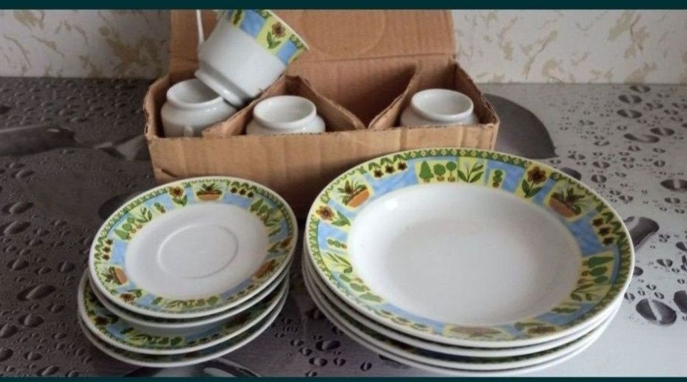 Продам набор тарелок и чашек