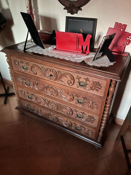 Cama de casal com comoda e mesas de cabeceira
