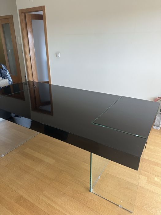 Mesa de Jantar Lacada Preta com Pés em Vidro