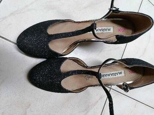 Sapatos brilhantes para festas